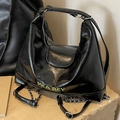 Borsa tote nera lucida con ricamo verde neon e tracolla con catena argentata - Nero