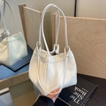 Elegante cremeweiße Mini-Plissee-Tasche mit doppelten Schultergurten für minimalistischen Look - Cremeweiß