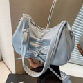 Sac à main demi-lune plissé bleu clair avec nœud décoratif et boucles argentées - Bleu
