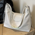 Borsa tote bianca lucida con ricamo verde e tracolla a catena metallica argento - Bianco Sporco