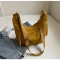 Détail du sac croissant en nylon jaune avec large bandoulière et tirette de zip nouée - Jaune