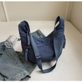 Détail du sac croissant en nylon bleu foncé avec une tirette de zip en corde tressée - Bleu