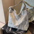Sac hobo argenté avec texture plissée, chaîne en métal et large bandoulière en cuir - Argenté