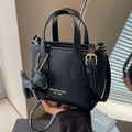 Sac seau noir texture tressée avec détails dorés et pendentif chiot mignon - Noir avec pendentif
