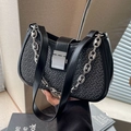 Schwarze Schultertasche mit Webstruktur, Silberkette und Metall-Steckverschluss - Schwarz