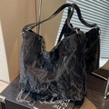 Sac fourre-tout noir plissé minimaliste avec bandoulière et détail chaîne argent - Noir