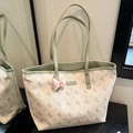 Borsa tote bianco sporco con profili verdi, stampa pony e fiocco in seta rosa - Verde
