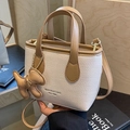Sac seau tissé beige chic avec garniture en cuir marron et breloque chiot mignonne - Blanc Cassé Avec Pendentif