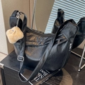 Borsa a mezzaluna nera con texture increspata e ciondolo di peluche alla moda - Nero