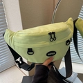 Lichtgroene nylon borsttas met zwarte riem en verstelbare BUFAN merklogo detail - Groen