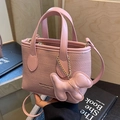 Mini sac seau rose tissé avec lanières en cuir et breloque chiot mignonne incluse - Rose avec pendentif