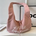 Borsa hobo in tela rosa capiente con scritte bianche artistiche per uso quotidiano - Rosa