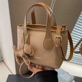 Secchiello beige intrecciato chic con ciondolo a cucciolo in pelle e tracolla regolabile - Cachi Con Pendente