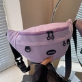 Lichtpaarse nylon crossbody borstas met verstelbare riem en merklogo op de voorkant - Paars