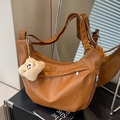 Borsa hobo vintage marrone con tracolla regolabile e ciondolo orsetto di peluche - Marrone