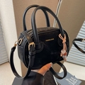 Elegante borsa a tracolla in camoscio nero con scritta oro e pendente rosa - Nero