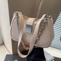 Schicke beige Web-Unterarmtasche mit silberner Kette und dezentem Schnallendesign - Gebrochenes Weiß