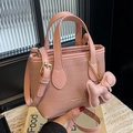 Sac seau rose avec texture tressée, bandoulière et accessoire charmant petit chien - Noir sans Pendentif