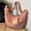 Borsa Hobo rosa in pelle martellata con tracolla larga e ciondolo a nuvola bianca - Rosa