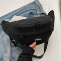 Versatile borsa a tracolla in tela nera con tracolla regolabile e logo ovale del marchio - Nero