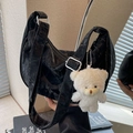 Bolso medialuna negro plisado con colgante de osito blanco y correa ajustable - Negro