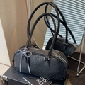 Grande borsa Boston nera testurizzata con manici lunghi e nastro a fiocco scozzese blu - Nero