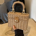 Bolso bandolera de paja natural tipo caja con cadena dorada y cierre de cuero marrón - Caqui