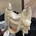 Bolso bandolera de media luna blanco con textura grabada y lindo osito de peluche - Blanco Roto