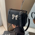 Bolso bandolera clásico de cuero PU negro con detalle de lazo plateado - Negro
