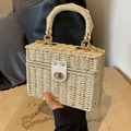 Bolso cuadrado de paja trenzada beige con cadena dorada y elegante cierre giratorio metálico - Blanco Roto