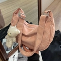 Bolso de hombro plisado rosa con un colgante de oso blanco y hebilla de metal plateado - Rosa