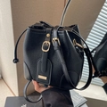 Bolso saco negro moderno con textura tejida, cierre de cordón y herrajes dorados - Negro
