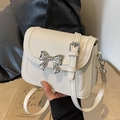 Elegante bolso bandolera blanco crema con un lazo decorativo de metal plateado - Blanco Roto