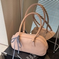 Borsa rosa sottobraccio con texture increspata e dettaglio fiocco a scacchi bianco e nero - Rosa