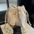 Bolso tipo cubo tejido en blanco crema con herrajes dorados y correa para el hombro - Blanco Roto