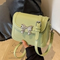 Bolso bandolera cuadrado verde salvia con lazo plateado y correa ajustable fina - Verde