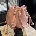 Bolso de cubo rosa cereza moderno con textura tejida y detalle de hebilla dorada - Rosa