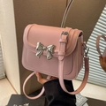 Bolso bandolera de cuero PU rosa con lazo metálico plateado y correa ajustable larga - Rosa