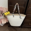 Weiße geflochtene Baumwolltasche mit Seidentuchgriff und dekorativer Holzperle - Weiß