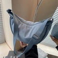 Borsa a mezzaluna in nylon blu con tracolla larga regolabile e finitura stropicciata - Blu