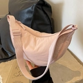 Borsa a tracolla a mezzaluna in nylon rosa pallido con spallina larga e stile minimal - Rosa