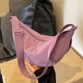 Borsa a mezzaluna in nylon viola minimalista con ampia tracolla regolabile - Viola