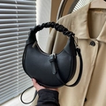 Borsa a mezzaluna in pelle nera con manico a pieghe e tracolla regolabile in grana litchi - Nero