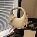 Borsa hobo bianco crema con manico arricciato e finitura in pelle martellata - Beige