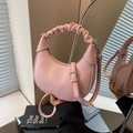 Borsa a mezzaluna rosa in pelle a grana litchi con manico a pieghe e tracolla - Rosa