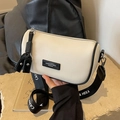 Elegante bolso cilíndrico beige de cuero granulado con una moderna correa ancha de tela - Blanco Roto