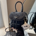 Schwarzer Mini-Eimerrucksack in Matt-Optik mit weißem Plüsch-Anhänger und Kordelzug - Schwarz Mit Anhänger