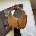 Borsa a mezzaluna cammello con trama litchi e manico a pieghe a tracolla - Cachi