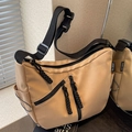 Borsa a tracolla in nylon kaki stile borsa a mezzaluna con cinturino regolabile e fibbia - Cachi