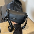 Bolso bandolera cilíndrico en cuero granulado negro con correa ancha de jacquard - Negro